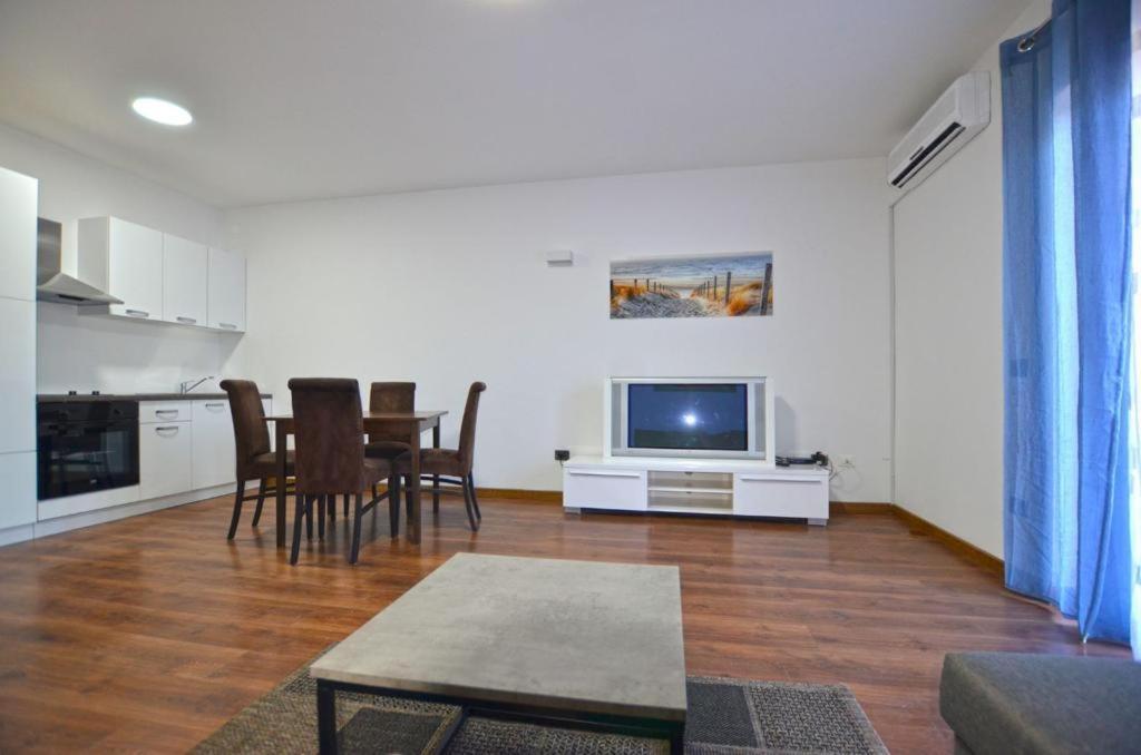 La Luna With Parking Apartment *